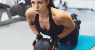 Frau trainiert in Fitnessstudio für Frauen