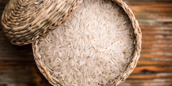 Indischer Basmati Reis in einem Korb